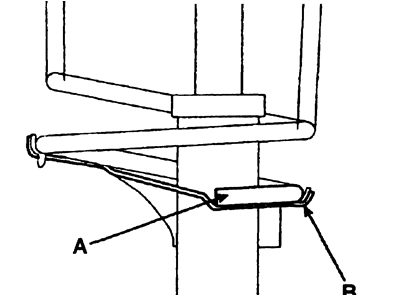 5. Правильно расположите верхний и нижний концы цилиндрической пружины (А), установив их в выемки…