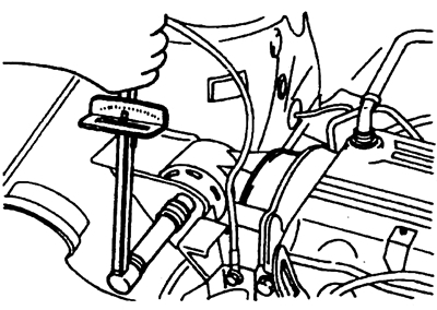 9. Установите и затяните болт, шайбу и гайку крепления двигателя к боковой опоре.