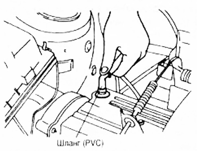 6. Установите шланг принудительной вентиляции картера в крышку головки блока цилиндров.