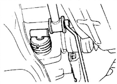 10. Отверните гайку и болт крепления тяги привода переключения передач к штоку выбора передач.