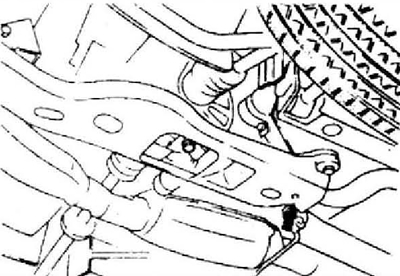 18. Отсоедините трансмиссию от двигателя и снимите ее с автомобиля.