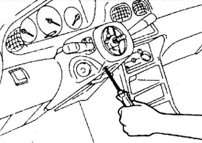 8. Отверните три винта крепления нижнего облицовочного кожуха к рулевой колонке. Снимите верхний и…