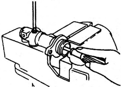 5. Установите стопорное кольцо первого поршня. Для облегчения установки стопорного кольца…