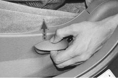 Для регулировки положения передних сидений в продольном направлении потяните вверх блокирующий…