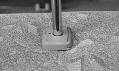 При необходимости (например, для раскладывания сиденья в спальное положение) подголовник можно…