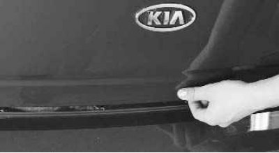 1. Потяните на себя рукоятку дистанционного привода, расположенную слева у сиденья водителя...