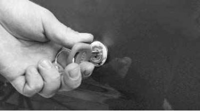 2. ...крышка багажника приоткроется. Откройте крышку полностью, взявшись за ее нижний край рукой.