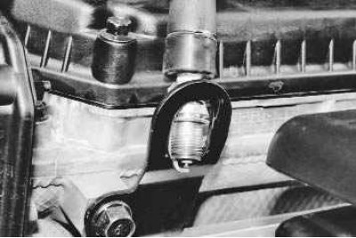 5. Если все свечи выглядят исправными, установите их на место и подсоедините высоковольтные…