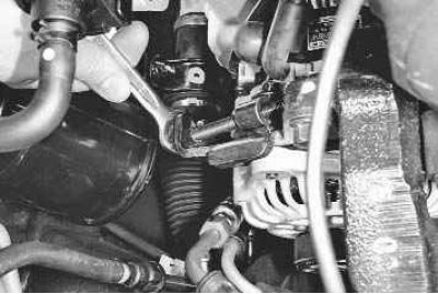 1. Проверьте, не оборван ли ремень привода генератора. Если произошел обрыв, замените ремень и…