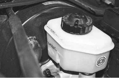 Примечание. При замене тормозной жидкости в системе запомните или запишите марку жидкости, которая…