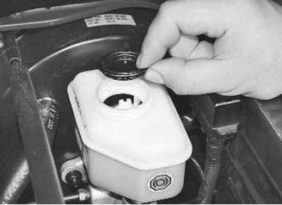 2. Если уровень жидкости ниже метки «MIN», выверните пробку бачка, положите ее на чистую тряпку...