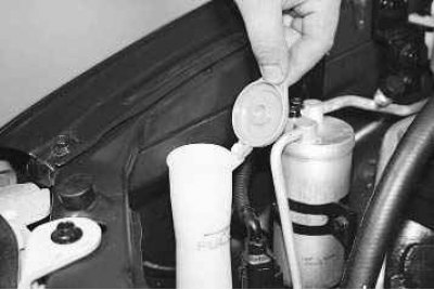 1. Уровень жидкости в бачке омывателя ветрового стекла должен находиться между метками «FULL»…