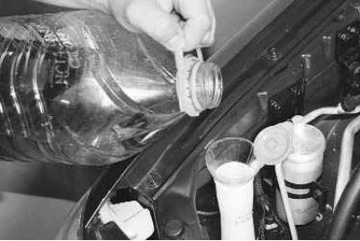 2. Для наполнения бачка омывателя снимите его пробку...