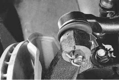 Если вы обнаружите стуки и заедания, отсоедините рулевые тяги от поворотных рычагов телескопических…