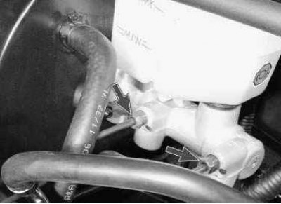 Вам потребуется специальный ключ «на 10» для гаек крепления трубопроводов.