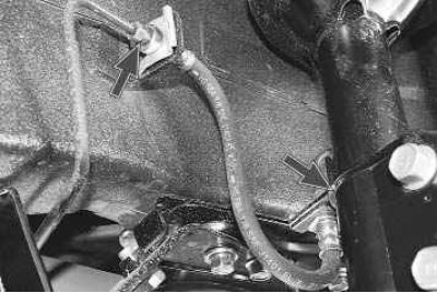 1. Осмотрите бачок главного тормозного цилиндра и соединения трубопроводов и шланга с главным…