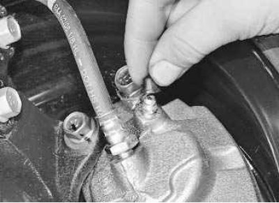 4. Тщательно осмотрите тормозные шланги и их соединения с тормозными механизмами. Шланги не должны…