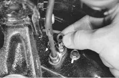 5. Осмотрите клапаны для выпуска воздуха тормозных механизмов передних колес.