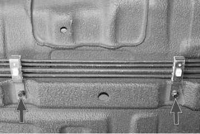 6. Осмотрите соединения тормозных трубок с рабочими цилиндрами и клапаны для выпуска воздуха задних…