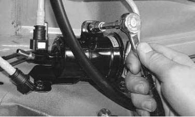 4. Аналогичным способом отсоедините от патрубков топливного фильтра отводящий трубопровод 1 и…