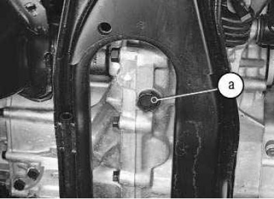 Примечание. Сливать масло (рабочую жидкость) рекомендуется в течение 15 мин после поездки, пока оно…