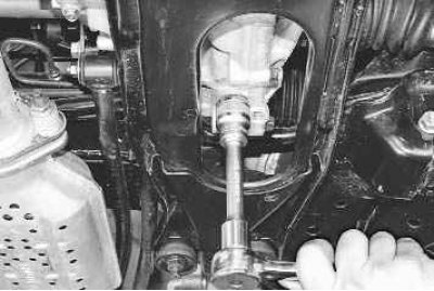 Примечание. На пробке маслоналивного отверстия установлено медное уплотнительное кольцо.…