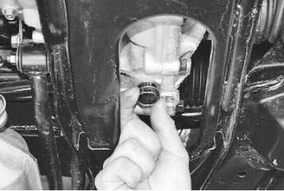 3. Ослабьте затяжку пробки сливного отверстия...