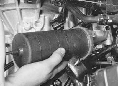 7. Снимите воздушный фильтр (см. «Снятие и установка воздушного фильтра»).