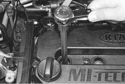 Примечание. Ключ обязательно должен быть снабжен резиновой втулкой для удерживания свечи, иначе вы…