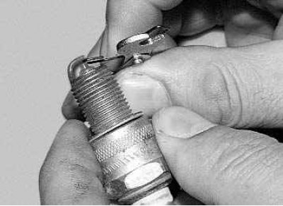 Внимание! Свечи с платиновым или иридиевым покрытием электродов нельзя чистить жесткой щеткой во…