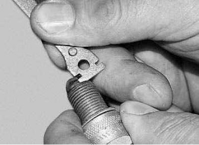 5. Проверьте круглым щупом зазор между электродами свечи (см. приложение 4).