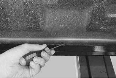 Вам потребуется тонкая отвертка или деревянная палочка.