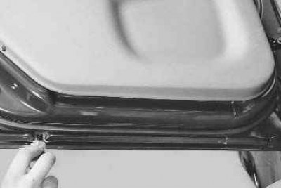 1. Прочистите дренажные отверстия в каждом пороге.