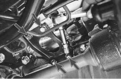 3. Снимите декоративный кожух двигателя (см. «Снятие и установка декоративного кожуха двигателя»).