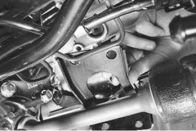 4. Выверните четыре болта крепления поддерживающего кронштейна к ресиверу и блоку цилиндров…