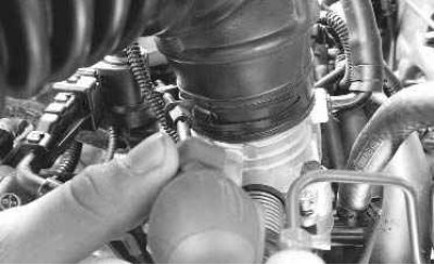 5. ...и снимите кронштейн.