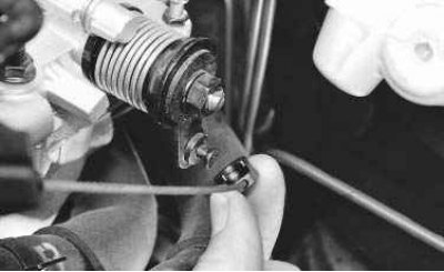 7. ...и отсоедините от дроссельного узла воздухоподводящий патрубок.