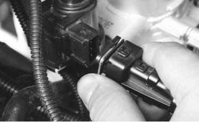 11. Аналогичным способом отсоедините колодки жгутов проводов от датчика температуры всасываемого…