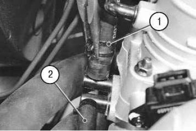 15. Аналогичным способом отсоедините шланг большой ветви вентиляции картера двигателя от тройника...