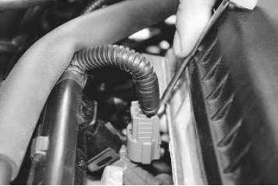 16. ...и шланги вакуумного усилителя тормозов 1 и электромагнитного клапана продувки адсорбера 2.