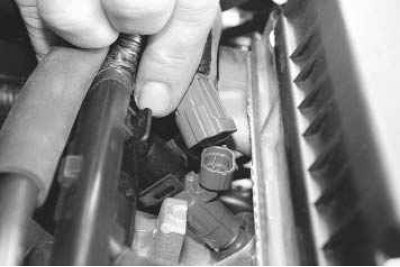 17. Отожмите отверткой фиксаторы крепления колодок жгутов проводов к форсункам двигателя...