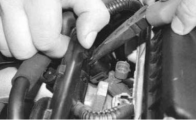 Примечание. Так расположены фиксаторы крепления держателя жгута проводов к корпусу топливной рампы.