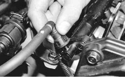 20. ...и отведите держатель жгута проводов в сторону.