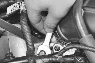 22. ...и отведите наконечник топливопровода в сторону.