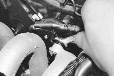 24. ...и снимите кронштейн.