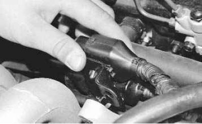 25. Выверните болт крепления кронштейна колодки жгута проводов к ресиверу...