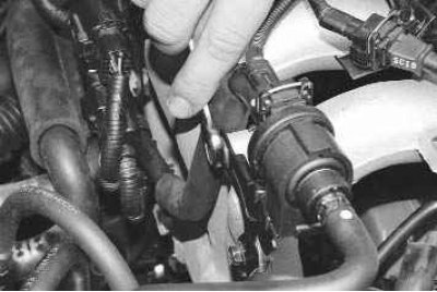 26. ...и отведите кронштейн вместе с колодкой и проводами в сторону.