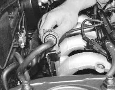 27. Выверните два болта крепления кронштейна электромагнитного клапана продувки адсорбера к…