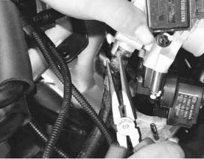 30. Слейте охлаждающую жидкость из системы охлаждения двигателя (см. «Замена охлаждающей жидкости»).