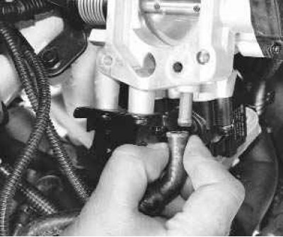 31. Сожмите пассатижами отогнутые усики хомута крепления шланга подвода охлаждающей жидкости к…